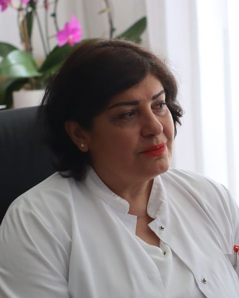 Frau Parisa Owrak, Fachärztin für Allgemeinmedizin